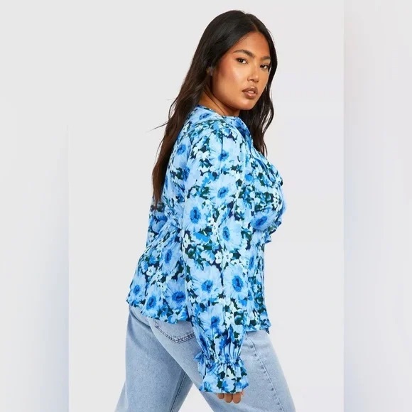 ❄️ Boohoo | PLUS RUFFLE FLORAL WRAP TOP BLUE ROMANTIC - Picture 2 of 4